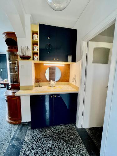 Η κουζίνα ή μικρή κουζίνα στο Stunning View Seaside 1-Bed Apartment in Saronida