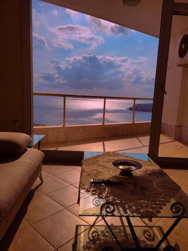 sala de estar con vistas al océano en Saranda’s Sky Line Apartment, en Sarandë
