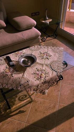sala de estar con alfombra en el suelo en Saranda’s Sky Line Apartment, en Sarandë