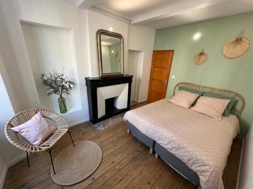 1 dormitorio con cama, espejo y silla en Largo Bayeux, en Bayeux