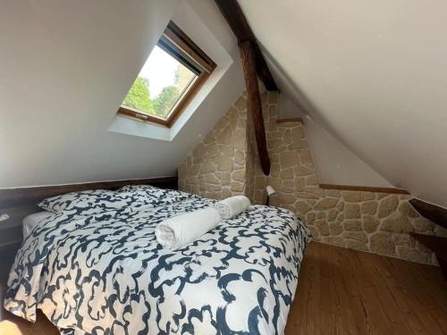 une chambre avec un lit dans une pièce avec une fenêtre dans l'établissement Au cœur du Bourg - La Celle St Cloud., à La Celle-Saint-Cloud