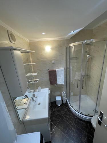 ein Bad mit einer Dusche und einem Waschbecken in der Unterkunft Deluxe Sunset Room, view of the Old Town in Dubrovnik