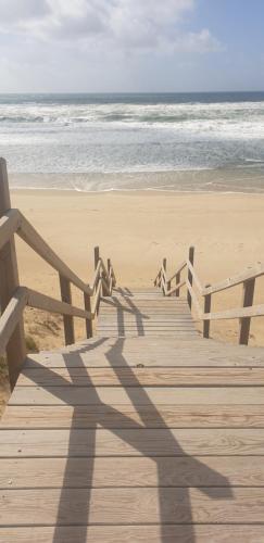 l'ombre d'une longue promenade sur la plage dans l'établissement Mobil-home, à Lit-et-Mixe