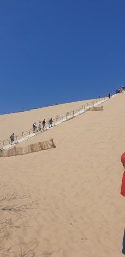 - un groupe de personnes à cheval sur la plage dans l'établissement Mobil-home, à Lit-et-Mixe