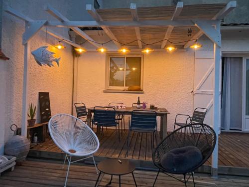 un patio avec une table et des chaises sur une terrasse dans l'établissement Villa Marquise, à Canet