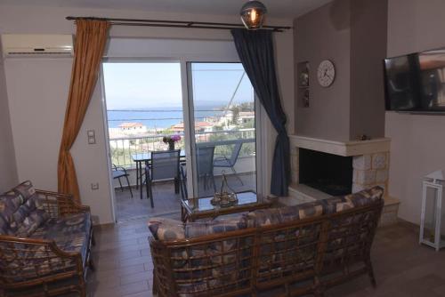 een woonkamer met een bank en een open haard bij Katerina luxury suites in Elia Laconias