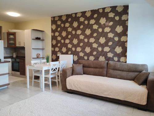 sala de estar con sofá y mesa en Kőrisfa Apartman, en Alsópáhok