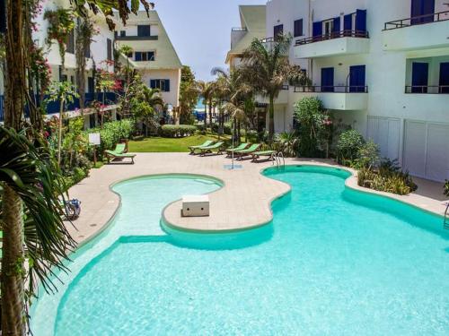 een zwembad voor een gebouw bij Leme Bedje Sea View Apartments with Pool in Santa Maria