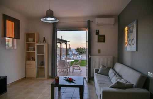 Mariza's Beachfront Apartment with Swimming Pool