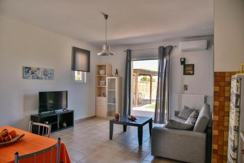 Mariza's Beachfront Apartment with Swimming Pool