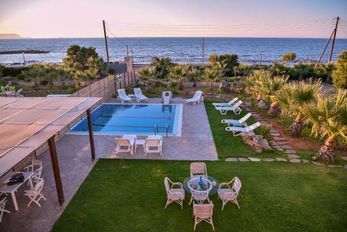 Mariza's Beachfront Apartment with Swimming Pool