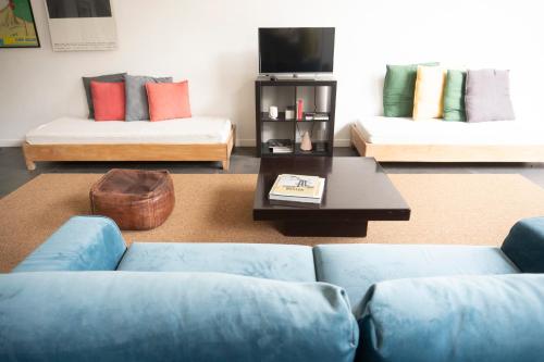 a living room with two blue couches and a coffee table at Umbria Hideout in Vescia