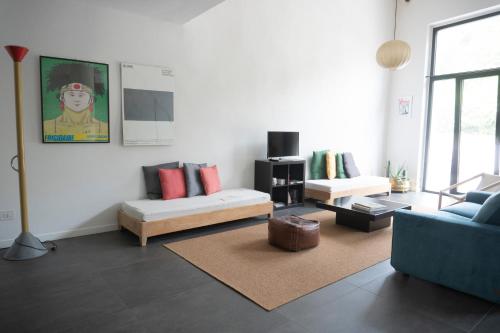 a living room with a couch and a table at Umbria Hideout in Vescia