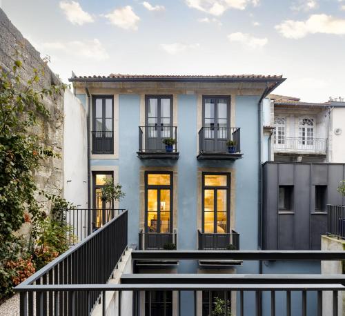 uma casa com uma fachada azul e uma varanda em Laranjais Boutique Suites & Apartments Porto no Porto