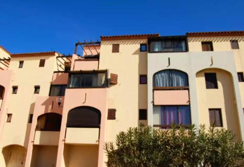 un grand bâtiment avec beaucoup de fenêtres dans l'établissement Appartement Front de Mer le Barcares, au Barcarès