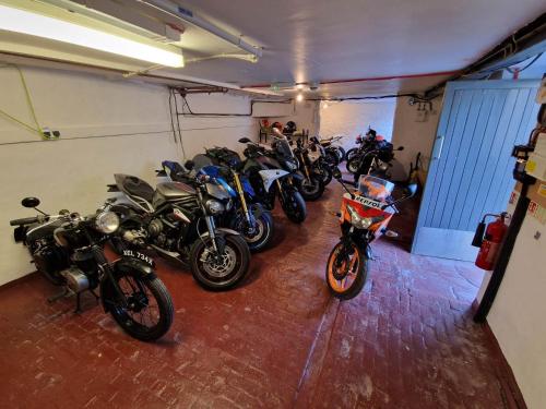 una fila di motociclette parcheggiate in un garage di Riverbank Bed and Breakfast a Llanwrtyd Wells