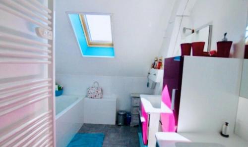 une salle de bain avec un lavabo et une baignoire dans l'établissement Maison calme 4 chambres 6 personnes proche mer et Golf La Baule, à Saint-André-des-Eaux