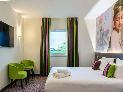 um quarto de hotel com uma cama e uma janela em B&B HOTEL Strasbourg Nord Schiltigheim Lac 4 étoiles em Schiltigheim