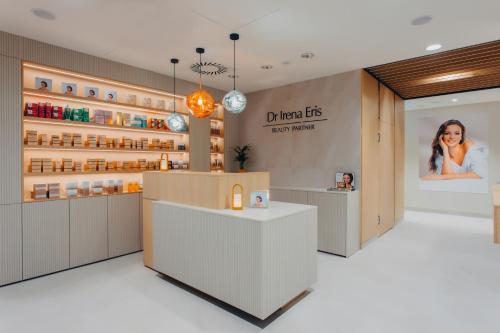 a dermatologistacistacist counter in a dermatologists office at Hotel Linea Mare in Pobierowo