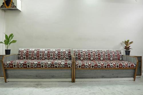 eine Couch mit einem roten und weißen Muster drauf in der Unterkunft Hotel Deep in Jaipur
