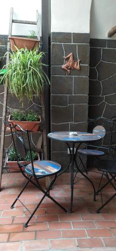 un patio con mesa y 2 sillas en Casa Romeo, en Adrano
