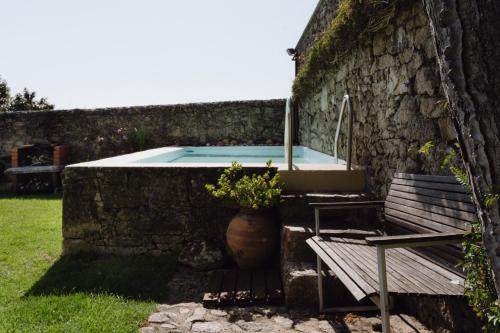 Πισίνα στο ή κοντά στο Villa with private pool and garden by Go2oporto