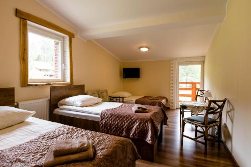pokój hotelowy z 2 łóżkami i oknem w obiekcie Siedlisko Pod Dębem w mieście Wilimy