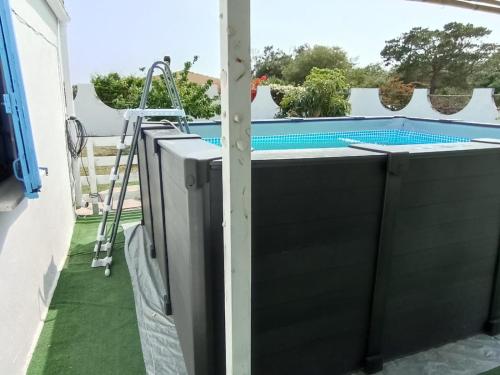 una piscina sul balcone di una casa di Surf House a Pula
