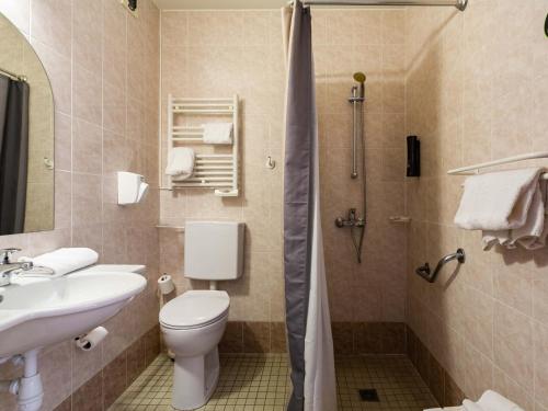 een badkamer met een toilet, een wastafel en een douche bij B&B HOTEL Strasbourg Nord Mundolsheim in Mundolsheim