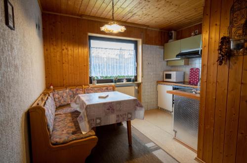 eine Küche mit einem Sofa und einem Tisch in einem Zimmer in der Unterkunft Ferienwohnung Beate in Alsfassen