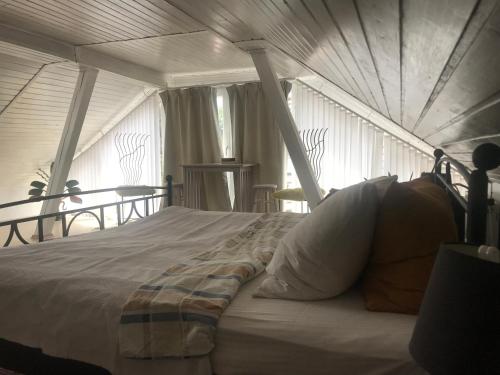 グムンデンにあるBei Annerlのテント内の大型ベッド付きのベッドルーム1室