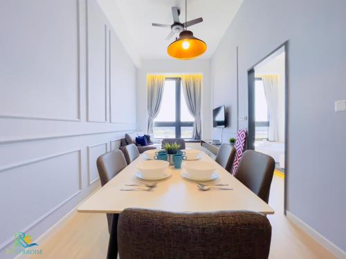 a dining room with a table and chairs at Sunway Grid Residence by RR JBcity in Kampong Pendas