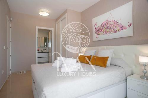 une chambre avec un grand lit blanc dans une pièce dans l'établissement Casa Sol Ivan Luxury Homes 10ªPlta Sur 1ªLinea, à Oropesa del Mar