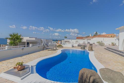 una piscina en la azotea de una casa en El Drago by JC Homes en Manilva