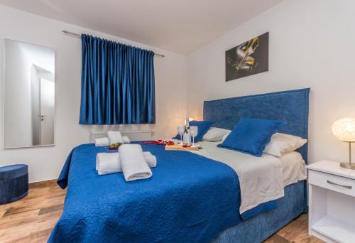 1 dormitorio azul y blanco con 1 cama grande en Top View Biograd, en Biograd na Moru