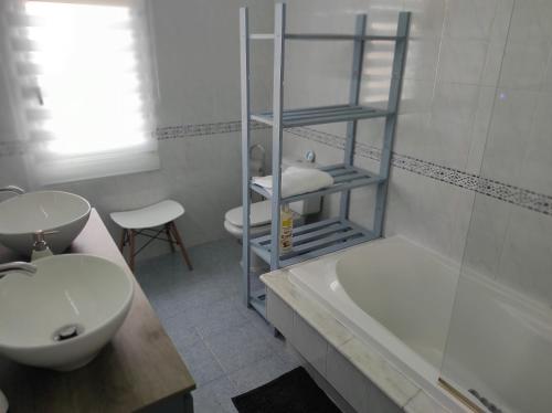 ein Badezimmer mit einem Waschbecken, einem WC und einer Badewanne in der Unterkunft Fogar San Sadurniño in Cambados