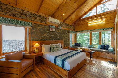 um quarto com uma cama num quarto com janelas em StayVista at DAAFI House with Comp Breakfast em Theog