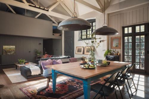 Exe Valley Barn في إكسيتير: غرفة معيشة مع طاولة وأريكة
