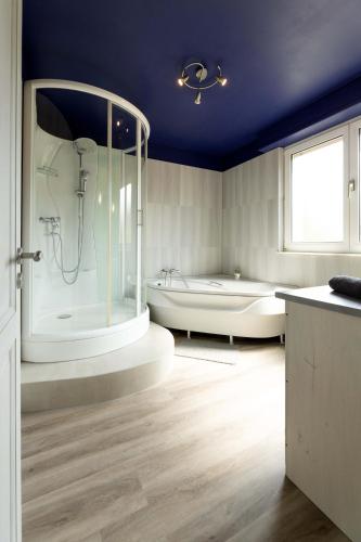 La grande salle de bains est pourvue d'une baignoire. dans l'établissement Villa Centre Alsace, à Sélestat