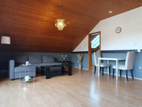Posezení v ubytování Wohnung mit Ausblick in Tauberbischofsheim