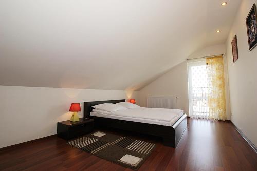 um quarto com uma cama grande e uma janela em CALIENTE / OZZY em Unieście