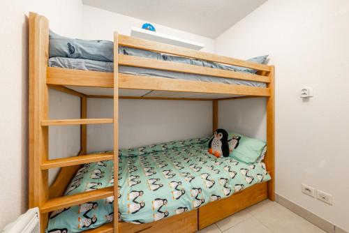 une chambre avec deux lits superposés dans une pièce dans l'établissement Le 32 Panoramique, Plein soleil, tout confort, à Briançon