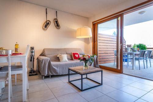 un salon avec un canapé et une table dans l'établissement Le 32 Panoramique, Plein soleil, tout confort, à Briançon