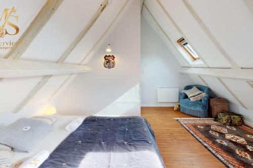 une chambre avec un lit dans un grenier dans l'établissement La Source d'Eugénie Vue Panoramique au Bugue, au Bugue