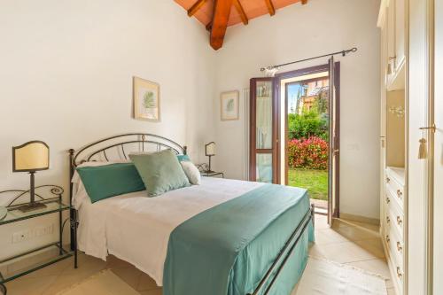 ein Schlafzimmer mit einem Bett und einer Tür zum Hof in der Unterkunft Noi2Vacanze in DIGITAL WORK in Contignano