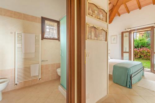 ein Bad mit einem Waschbecken und einem WC sowie ein Schlafzimmer in der Unterkunft Noi2Vacanze in DIGITAL WORK in Contignano