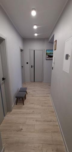 a hallway with a bench in the middle of a room at Apartament Iława Centrum in Iława