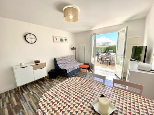 Photo de la galerie de l'établissement Maison 150m de la plage, piscine, WIFI, parking - FR-1-231-202, à Bretignolles-sur-Mer