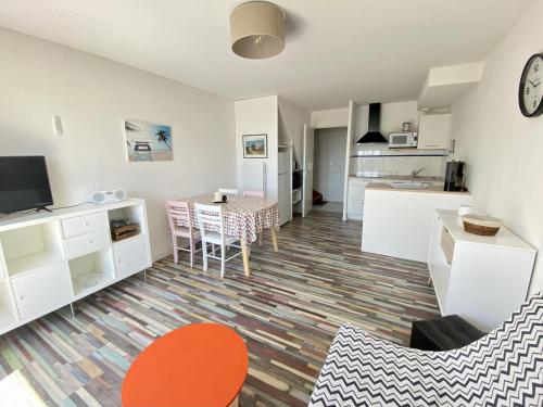 Photo de la galerie de l'établissement Maison 150m de la plage, piscine, WIFI, parking - FR-1-231-202, à Bretignolles-sur-Mer