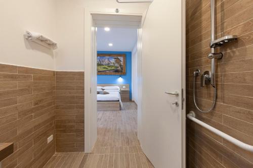 een badkamer met een inloopdouche en een toilet bij Alle Arce in Domegge di Cadore